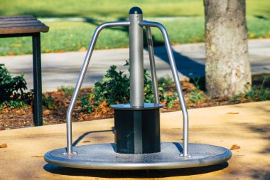 Fransa 'yı 18 Kasım 2020' de Coronavirus salgınının Fransa 'yı etkilemesi üzerine hükümet tarafından kapatılmış boş bir oyun parkına bakıyor.