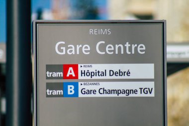 Reims şehir merkezindeki yol kullanıcılarına bilgi sağlamak için yolların kenarına ya da yukarısına dikilmiş sokak levhası ya da yol levhası manzarası 18 Kasım 2020 'de Fransa' yı temsil eder.