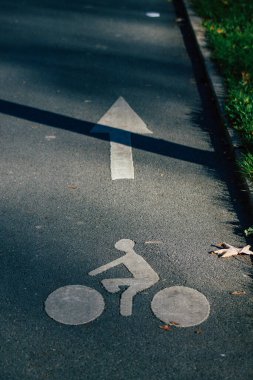 Reims şehir merkezindeki yol kullanıcılarına bilgi sağlamak için yolların kenarına ya da yukarısına dikilmiş sokak levhası ya da yol levhası manzarası 18 Kasım 2020 'de Fransa' yı temsil eder.