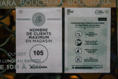 Reims caddelerindeki Coronavirus 'tan korunmak için 18 Kasım 2020' de Fransa 'nın nüfus artışını sınırlamak amacıyla iş camlarında bir bilgi afişi görmüştür.