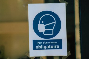 Reims caddelerindeki Coronavirus 'tan korunmak için 18 Kasım 2020' de Fransa 'nın nüfus artışını sınırlamak amacıyla iş camlarında bir bilgi afişi görmüştür.