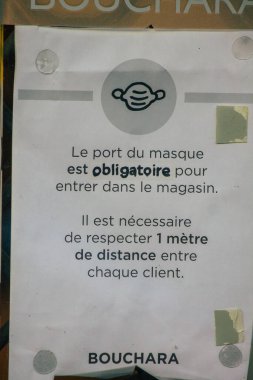 Reims caddelerindeki Coronavirus 'tan korunmak için 18 Kasım 2020' de Fransa 'nın nüfus artışını sınırlamak amacıyla iş camlarında bir bilgi afişi görmüştür.