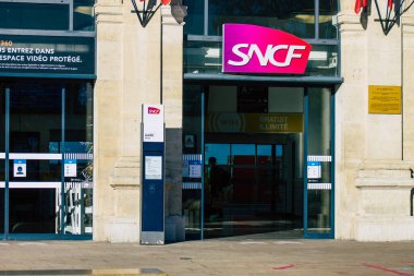 Fransa 'yı 18 Kasım 2020' de koronavirüs salgını sırasında Reims şehir merkezinde bulunan tren istasyonunun ön cephesine bakarak nüfusundaki ilerlemeyi sınırlamak amacıyla kapatmayı hedefliyor.