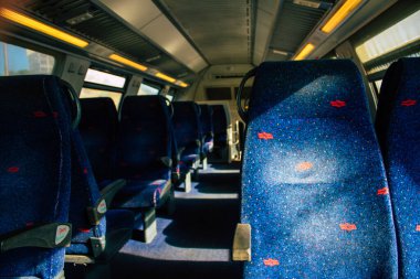 Tel Aviv İsrail 18 Kasım 2020 'de İsrail' deki Coronavirus salgını ve tecrit sırasında Tel Aviv tren istasyonundaki geleneksel kırmızı İsrail treninde