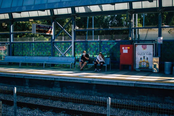Tel Aviv İsrail 18 Kasım 2020 'de İsrail' deki Coronavirus salgını ve tecrit sırasında Tel Aviv 'deki tren istasyonu platformunun görüntüsü