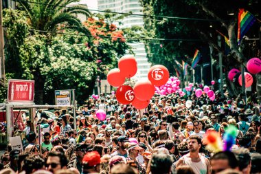 Tel Aviv İsrail 14 Haziran 2019 'da, cinsel yönelim özgürlüğü için LBGT hareketinin bir protestosu olan Tel Aviv sokaklarında eşcinsel onur yürüyüşüne katılan kimliği belirsiz insanların görüntüsü