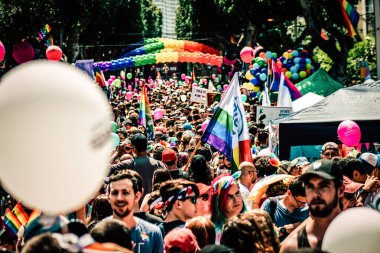 Tel Aviv İsrail 14 Haziran 2019 'da, cinsel yönelim özgürlüğü için LBGT hareketinin bir protestosu olan Tel Aviv sokaklarında eşcinsel onur yürüyüşüne katılan kimliği belirsiz insanların görüntüsü