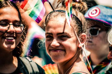 Tel Aviv İsrail 14 Haziran 2019 'da, cinsel yönelim özgürlüğü için LBGT hareketinin bir protestosu olan Tel Aviv sokaklarında eşcinsel onur yürüyüşüne katılan kimliği belirsiz insanların görüntüsü