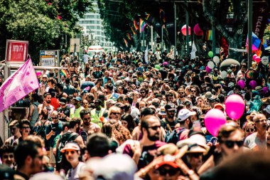 Tel Aviv İsrail 14 Haziran 2019 'da, cinsel yönelim özgürlüğü için LBGT hareketinin bir protestosu olan Tel Aviv sokaklarında eşcinsel onur yürüyüşüne katılan kimliği belirsiz insanların görüntüsü