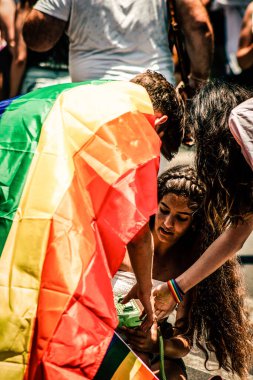 Tel Aviv İsrail 14 Haziran 2019 'da, cinsel yönelim özgürlüğü için LBGT hareketinin bir protestosu olan Tel Aviv sokaklarında eşcinsel onur yürüyüşüne katılan kimliği belirsiz insanların görüntüsü