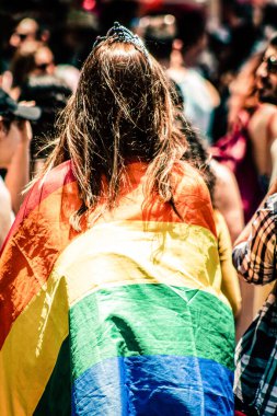 Tel Aviv İsrail 14 Haziran 2019 'da, cinsel yönelim özgürlüğü için LBGT hareketinin bir protestosu olan Tel Aviv sokaklarında eşcinsel onur yürüyüşüne katılan kimliği belirsiz insanların görüntüsü