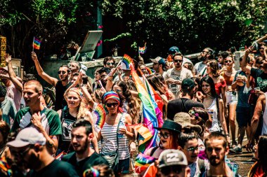Tel Aviv İsrail 14 Haziran 2019 'da, cinsel yönelim özgürlüğü için LBGT hareketinin bir protestosu olan Tel Aviv sokaklarında eşcinsel onur yürüyüşüne katılan kimliği belirsiz insanların görüntüsü