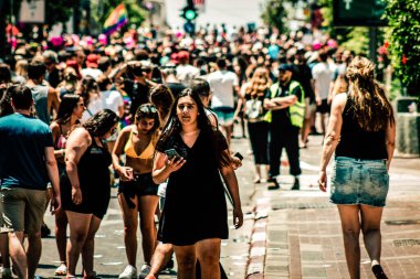 Tel Aviv İsrail 14 Haziran 2019 'da, cinsel yönelim özgürlüğü için LBGT hareketinin bir protestosu olan Tel Aviv sokaklarında eşcinsel onur yürüyüşüne katılan kimliği belirsiz insanların görüntüsü