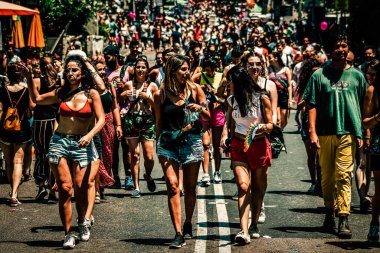 Tel Aviv İsrail 14 Haziran 2019 'da, cinsel yönelim özgürlüğü için LBGT hareketinin bir protestosu olan Tel Aviv sokaklarında eşcinsel onur yürüyüşüne katılan kimliği belirsiz insanların görüntüsü
