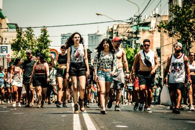 Tel Aviv İsrail 14 Haziran 2019 'da, cinsel yönelim özgürlüğü için LBGT hareketinin bir protestosu olan Tel Aviv sokaklarında eşcinsel onur yürüyüşüne katılan kimliği belirsiz insanların görüntüsü