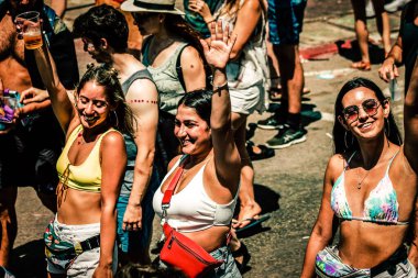 Tel Aviv İsrail 14 Haziran 2019 'da, cinsel yönelim özgürlüğü için LBGT hareketinin bir protestosu olan Tel Aviv sokaklarında eşcinsel onur yürüyüşüne katılan kimliği belirsiz insanların görüntüsü
