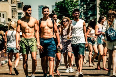 Tel Aviv İsrail 14 Haziran 2019 'da, cinsel yönelim özgürlüğü için LBGT hareketinin bir protestosu olan Tel Aviv sokaklarında eşcinsel onur yürüyüşüne katılan kimliği belirsiz insanların görüntüsü