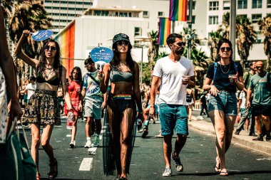 Tel Aviv İsrail 14 Haziran 2019 'da, cinsel yönelim özgürlüğü için LBGT hareketinin bir protestosu olan Tel Aviv sokaklarında eşcinsel onur yürüyüşüne katılan kimliği belirsiz insanların görüntüsü