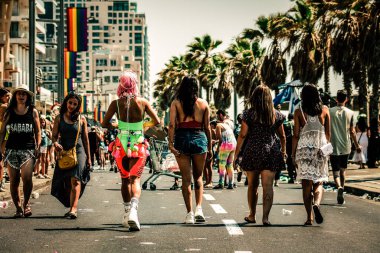Tel Aviv İsrail 14 Haziran 2019 'da, cinsel yönelim özgürlüğü için LBGT hareketinin bir protestosu olan Tel Aviv sokaklarında eşcinsel onur yürüyüşüne katılan kimliği belirsiz insanların görüntüsü