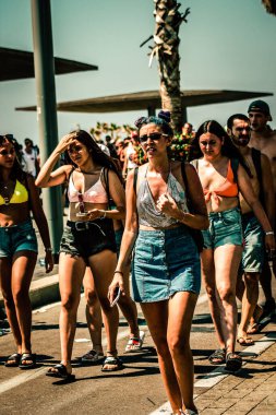 Tel Aviv İsrail 14 Haziran 2019 'da, cinsel yönelim özgürlüğü için LBGT hareketinin bir protestosu olan Tel Aviv sokaklarında eşcinsel onur yürüyüşüne katılan kimliği belirsiz insanların görüntüsü