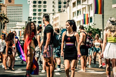 Tel Aviv İsrail 14 Haziran 2019 'da, cinsel yönelim özgürlüğü için LBGT hareketinin bir protestosu olan Tel Aviv sokaklarında eşcinsel onur yürüyüşüne katılan kimliği belirsiz insanların görüntüsü