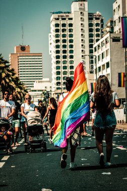 Tel Aviv İsrail 14 Haziran 2019 'da, cinsel yönelim özgürlüğü için LBGT hareketinin bir protestosu olan Tel Aviv sokaklarında eşcinsel onur yürüyüşüne katılan kimliği belirsiz insanların görüntüsü