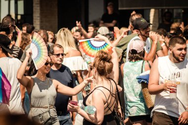 Tel Aviv İsrail 14 Haziran 2019 'da, cinsel yönelim özgürlüğü için LBGT hareketinin bir protestosu olan Tel Aviv sokaklarında eşcinsel onur yürüyüşüne katılan kimliği belirsiz insanların görüntüsü
