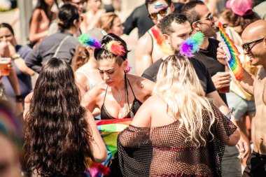 Tel Aviv İsrail 14 Haziran 2019 'da, cinsel yönelim özgürlüğü için LBGT hareketinin bir protestosu olan Tel Aviv sokaklarında eşcinsel onur yürüyüşüne katılan kimliği belirsiz insanların görüntüsü