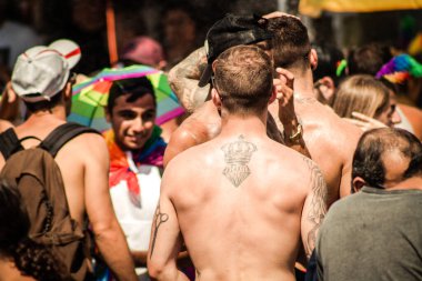 Tel Aviv İsrail 14 Haziran 2019 'da, cinsel yönelim özgürlüğü için LBGT hareketinin bir protestosu olan Tel Aviv sokaklarında eşcinsel onur yürüyüşüne katılan kimliği belirsiz insanların görüntüsü
