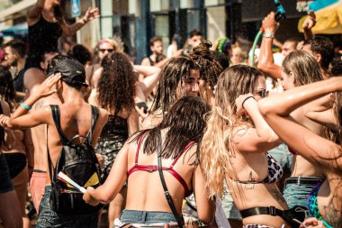 Tel Aviv İsrail 14 Haziran 2019 'da, cinsel yönelim özgürlüğü için LBGT hareketinin bir protestosu olan Tel Aviv sokaklarında eşcinsel onur yürüyüşüne katılan kimliği belirsiz insanların görüntüsü