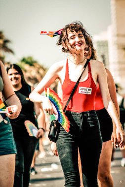 Tel Aviv İsrail 14 Haziran 2019 'da, cinsel yönelim özgürlüğü için LBGT hareketinin bir protestosu olan Tel Aviv sokaklarında eşcinsel onur yürüyüşüne katılan kimliği belirsiz insanların görüntüsü