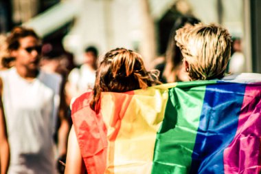 Tel Aviv İsrail 14 Haziran 2019 'da, cinsel yönelim özgürlüğü için LBGT hareketinin bir protestosu olan Tel Aviv sokaklarında eşcinsel onur yürüyüşüne katılan kimliği belirsiz insanların görüntüsü
