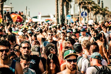 Tel Aviv İsrail 14 Haziran 2019 'da, cinsel yönelim özgürlüğü için LBGT hareketinin bir protestosu olan Tel Aviv sokaklarında eşcinsel onur yürüyüşüne katılan kimliği belirsiz insanların görüntüsü