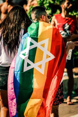 Tel Aviv İsrail 14 Haziran 2019 'da, cinsel yönelim özgürlüğü için LBGT hareketinin bir protestosu olan Tel Aviv sokaklarında eşcinsel onur yürüyüşüne katılan kimliği belirsiz insanların görüntüsü
