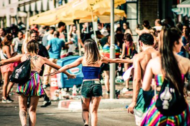 Tel Aviv İsrail 14 Haziran 2019 'da, cinsel yönelim özgürlüğü için LBGT hareketinin bir protestosu olan Tel Aviv sokaklarında eşcinsel onur yürüyüşüne katılan kimliği belirsiz insanların görüntüsü