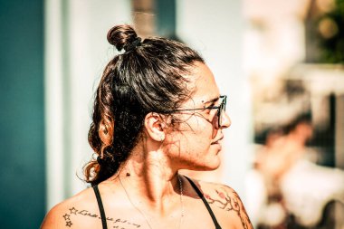 Tel Aviv İsrail 14 Haziran 2019 'da, cinsel yönelim özgürlüğü için LBGT hareketinin bir protestosu olan Tel Aviv sokaklarında eşcinsel onur yürüyüşüne katılan kimliği belirsiz insanların görüntüsü