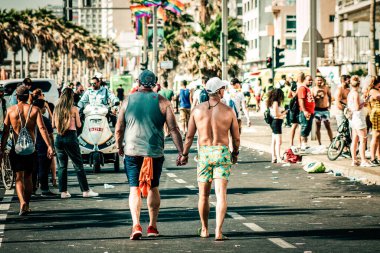 Tel Aviv İsrail 14 Haziran 2019 'da, cinsel yönelim özgürlüğü için LBGT hareketinin bir protestosu olan Tel Aviv sokaklarında eşcinsel onur yürüyüşüne katılan kimliği belirsiz insanların görüntüsü
