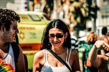 Tel Aviv İsrail 14 Haziran 2019 'da, cinsel yönelim özgürlüğü için LBGT hareketinin bir protestosu olan Tel Aviv sokaklarında eşcinsel onur yürüyüşüne katılan kimliği belirsiz insanların görüntüsü