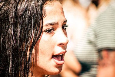 Tel Aviv İsrail 14 Haziran 2019 'da, cinsel yönelim özgürlüğü için LBGT hareketinin bir protestosu olan Tel Aviv sokaklarında eşcinsel onur yürüyüşüne katılan kimliği belirsiz insanların görüntüsü