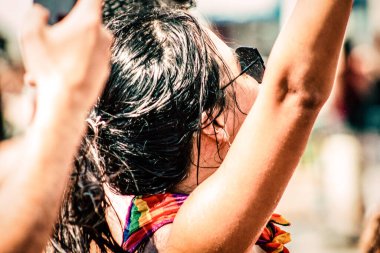 Tel Aviv İsrail 14 Haziran 2019 'da, cinsel yönelim özgürlüğü için LBGT hareketinin bir protestosu olan Tel Aviv sokaklarında eşcinsel onur yürüyüşüne katılan kimliği belirsiz insanların görüntüsü