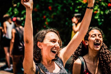 Tel Aviv İsrail 14 Haziran 2019 'da, cinsel yönelim özgürlüğü için LBGT hareketinin bir protestosu olan Tel Aviv sokaklarında eşcinsel onur yürüyüşüne katılan kimliği belirsiz insanların görüntüsü