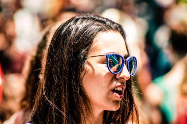 Tel Aviv İsrail 14 Haziran 2019 'da, cinsel yönelim özgürlüğü için LBGT hareketinin bir protestosu olan Tel Aviv sokaklarında eşcinsel onur yürüyüşüne katılan kimliği belirsiz insanların görüntüsü