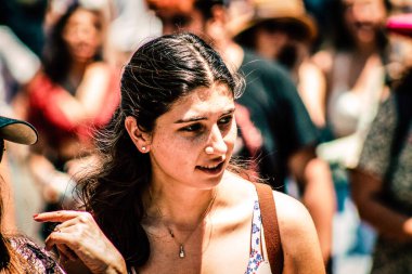 Tel Aviv İsrail 14 Haziran 2019 'da, cinsel yönelim özgürlüğü için LBGT hareketinin bir protestosu olan Tel Aviv sokaklarında eşcinsel onur yürüyüşüne katılan kimliği belirsiz insanların görüntüsü