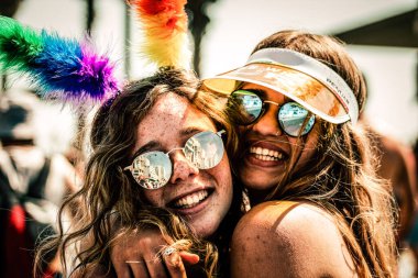 Tel Aviv İsrail 14 Haziran 2019 'da, cinsel yönelim özgürlüğü için LBGT hareketinin bir protestosu olan Tel Aviv sokaklarında eşcinsel onur yürüyüşüne katılan kimliği belirsiz insanların görüntüsü