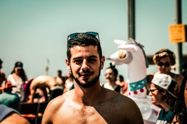 Tel Aviv İsrail 14 Haziran 2019 'da, cinsel yönelim özgürlüğü için LBGT hareketinin bir protestosu olan Tel Aviv sokaklarında eşcinsel onur yürüyüşüne katılan kimliği belirsiz insanların görüntüsü