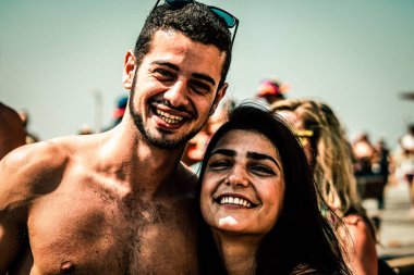 Tel Aviv İsrail 14 Haziran 2019 'da, cinsel yönelim özgürlüğü için LBGT hareketinin bir protestosu olan Tel Aviv sokaklarında eşcinsel onur yürüyüşüne katılan kimliği belirsiz insanların görüntüsü