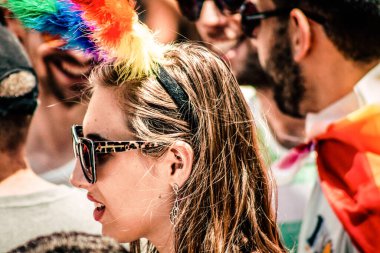Tel Aviv İsrail 14 Haziran 2019 'da, cinsel yönelim özgürlüğü için LBGT hareketinin bir protestosu olan Tel Aviv sokaklarında eşcinsel onur yürüyüşüne katılan kimliği belirsiz insanların görüntüsü