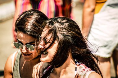 Tel Aviv İsrail 14 Haziran 2019 'da, cinsel yönelim özgürlüğü için LBGT hareketinin bir protestosu olan Tel Aviv sokaklarında eşcinsel onur yürüyüşüne katılan kimliği belirsiz insanların görüntüsü