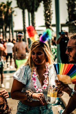 Tel Aviv İsrail 14 Haziran 2019 'da, cinsel yönelim özgürlüğü için LBGT hareketinin bir protestosu olan Tel Aviv sokaklarında eşcinsel onur yürüyüşüne katılan kimliği belirsiz insanların görüntüsü