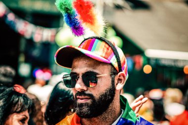 Tel Aviv İsrail 14 Haziran 2019 'da, cinsel yönelim özgürlüğü için LBGT hareketinin bir protestosu olan Tel Aviv sokaklarında eşcinsel onur yürüyüşüne katılan kimliği belirsiz insanların görüntüsü